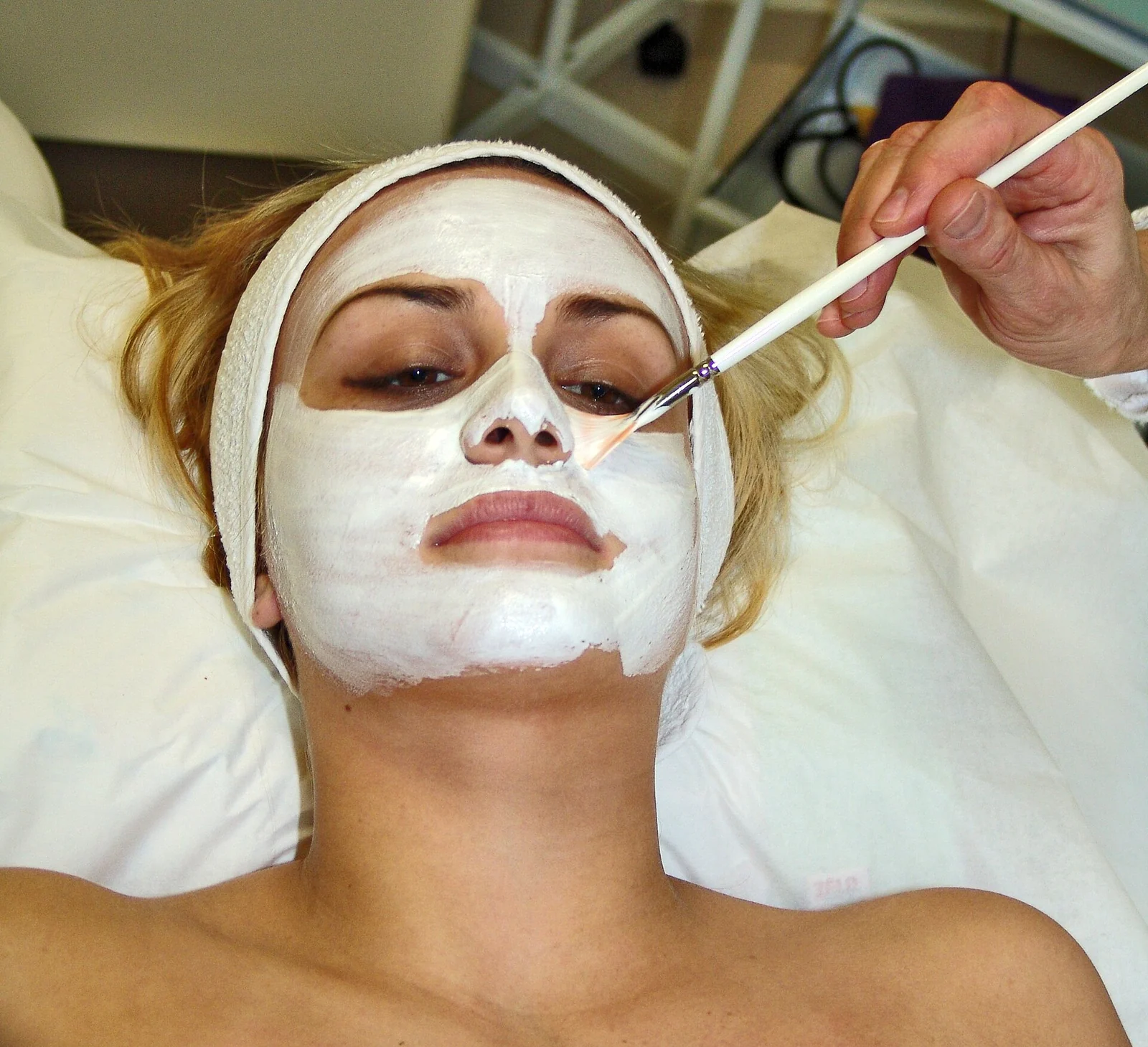 Application d’un masque de soin esthétique sur le visage.